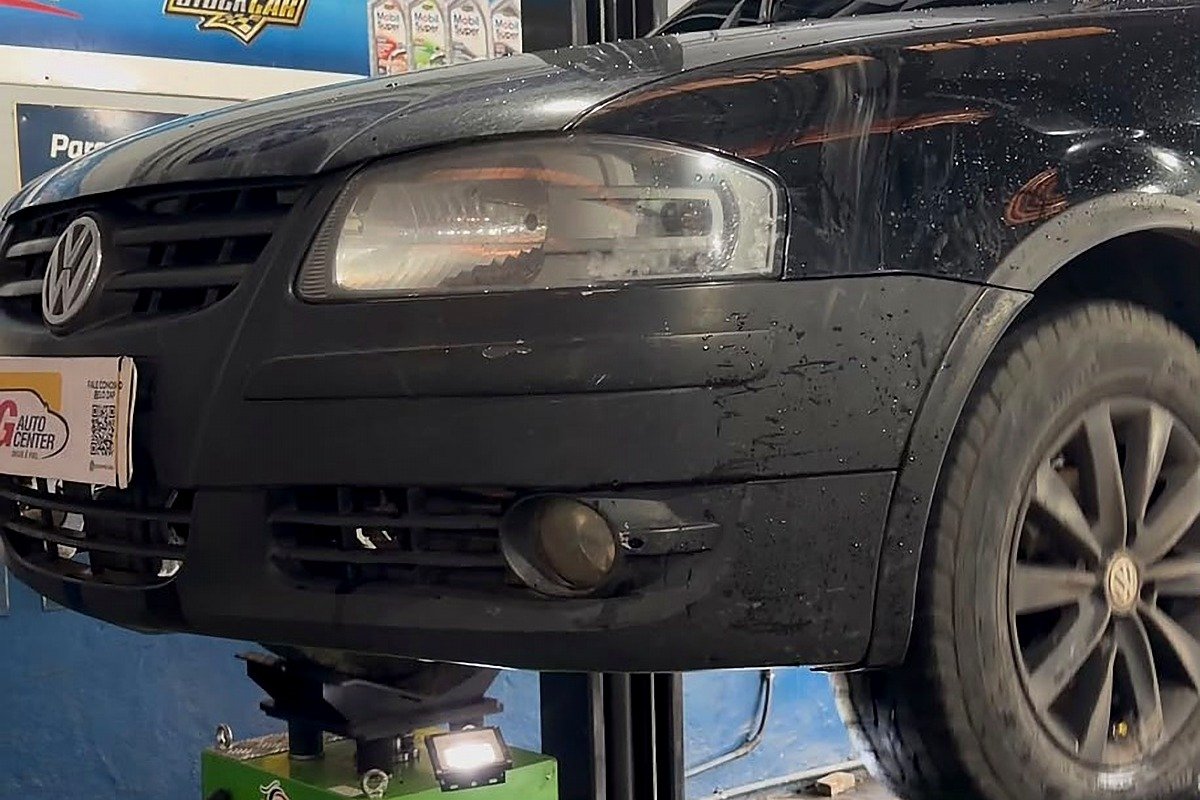 Equipamento RuidCar em uso na JG Auto Center, com veículo elevado para diagnóstico de ruídos